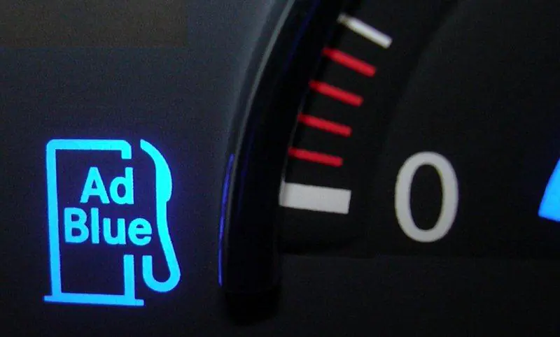 AdBlue: Todo lo que un conductor debería conocer. Imagen que muestra el aviso que el vehículo da cuando es necesario repostar AdBlue.