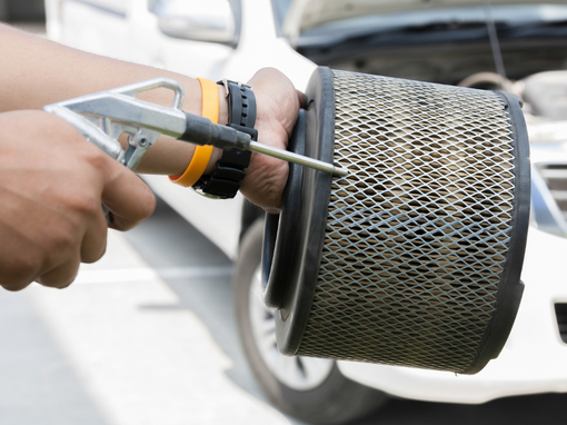 Todo lo que debes saber acerca del filtro de aire de tu coche. Imagen que muestra un filtro de aire de malla metálica.
