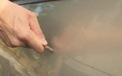 Cómo reparar un arañazo en el coche