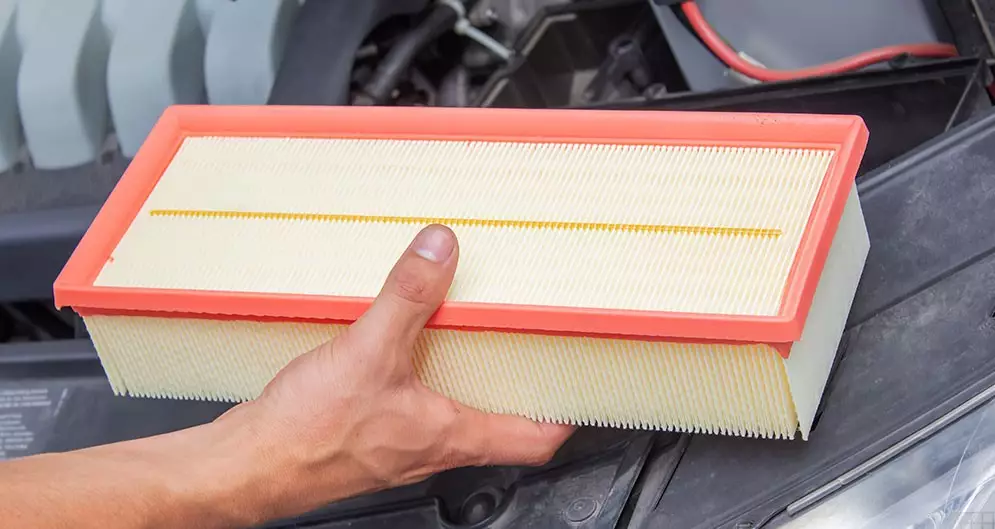 Todo lo que debes saber acerca del filtro de aire de tu coche. Imagen que muestra un filtro de aire de espuma o foam.