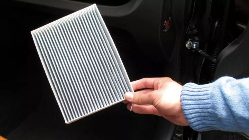 Todo lo que debes saber acerca del filtro de aire de tu coche. Imagen que muestra un filtro de aire de habitáculo.
